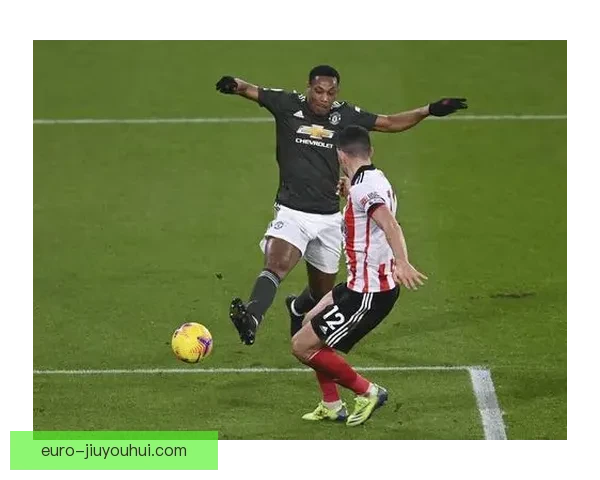 福德林汉姆在谢菲联球门前遭多人围攻场面惊心动魄