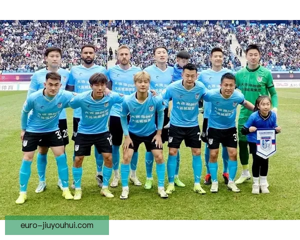 大连英博凭梭鱼湾热情球迷与稳定战绩力夺中甲亚军重返顶级联赛